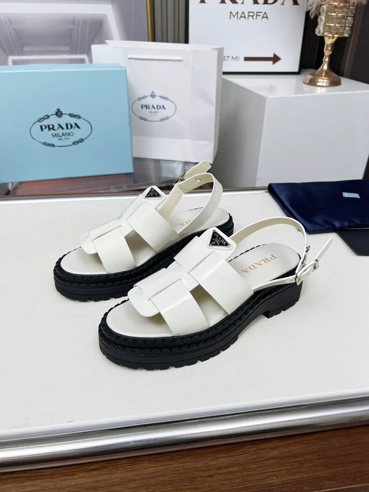 👟👟Ex-factory price 420👟👟 PRADA/Prada 25ss new spring and summer sandals. The simple design is probably the most popular thing about it. It is not the kind that is found on the street. It has its own brand personality. The fabric is made of calfskin and the lining is mixed sheepskin. Heel height: 4.5cm Size: #35-41 (35 41 custom-made is not returnable)